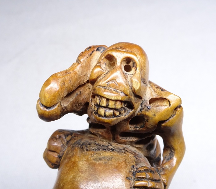 B0374h: Vintage Japanese NETSUKE of boxwood of funny skeleton
