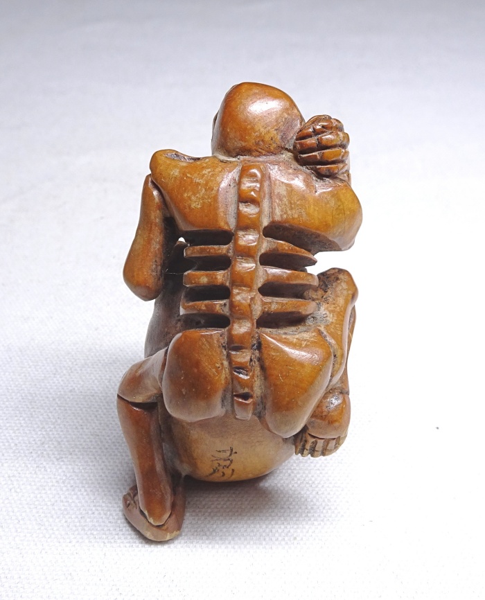 B0374h: Vintage Japanese NETSUKE of boxwood of funny skeleton