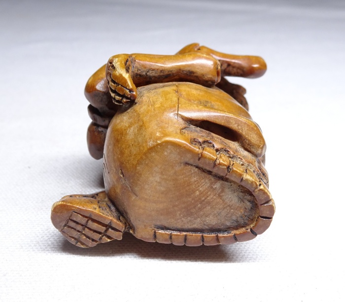 B0374h: Vintage Japanese NETSUKE of boxwood of funny skeleton